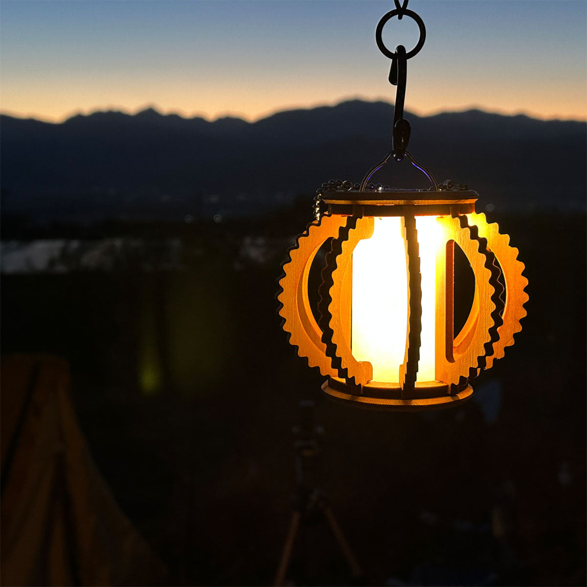 野外やお部屋を照らす癒しの灯り。自然を感じさせる優しいランタンシェード「山の灯」